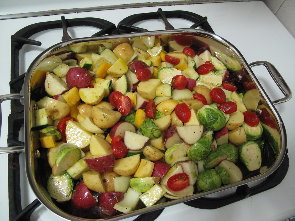 Legumes cortados na assadeira antes de ir ao forno