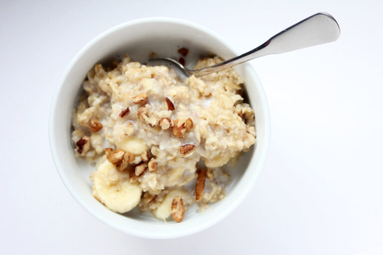 Tigela de mingau de aveia com banana e nozes