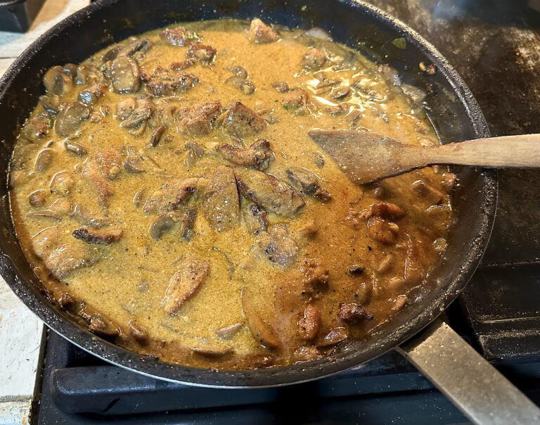 Strogonoff cremoso com champignon na frigideira