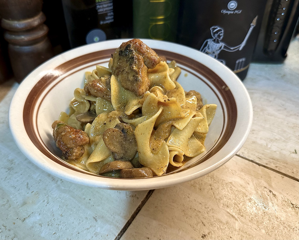 Strogonoff de frango servido com massa em uma tigela