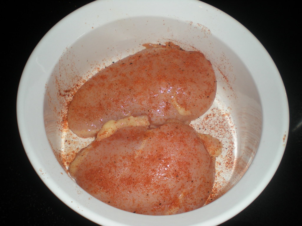 Frango cru temperado com páprica antes de assar