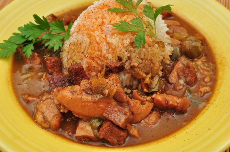 Frango com quiabo em molho encorpado servido com arroz