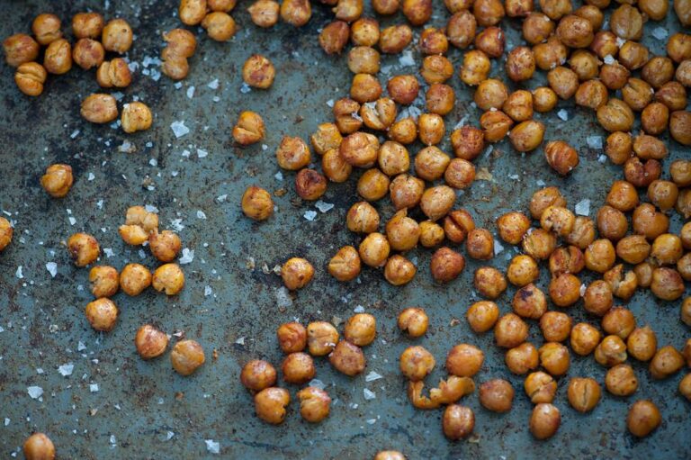 Grão-de-bico crocante dourado com flocos de sal na assadeira
