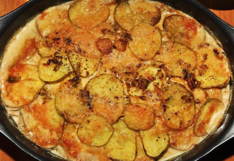 Gratinado de batata dourado com molho branco cremoso