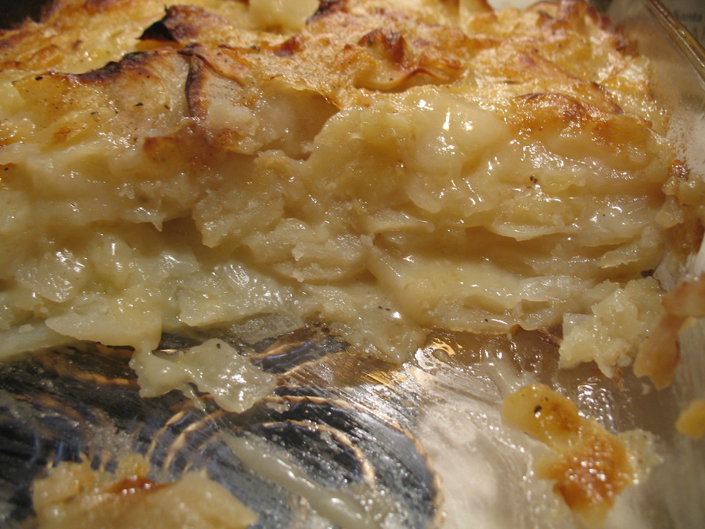 Porção de gratinado de batata mostrando camadas cremosas