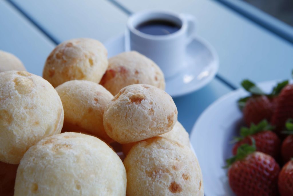 Pão de queijo partido mostrando o miolo macio