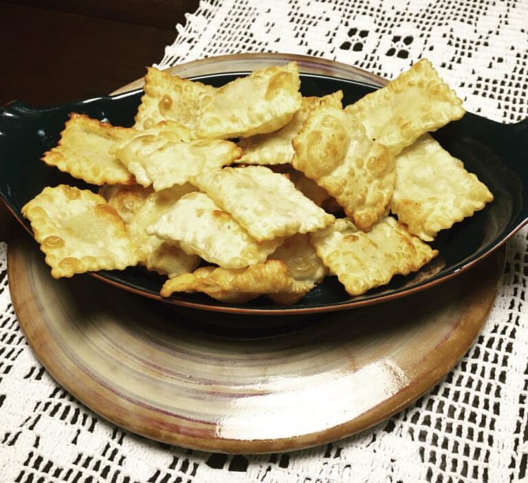 Pastéis fritos dourados e crocantes na travessa