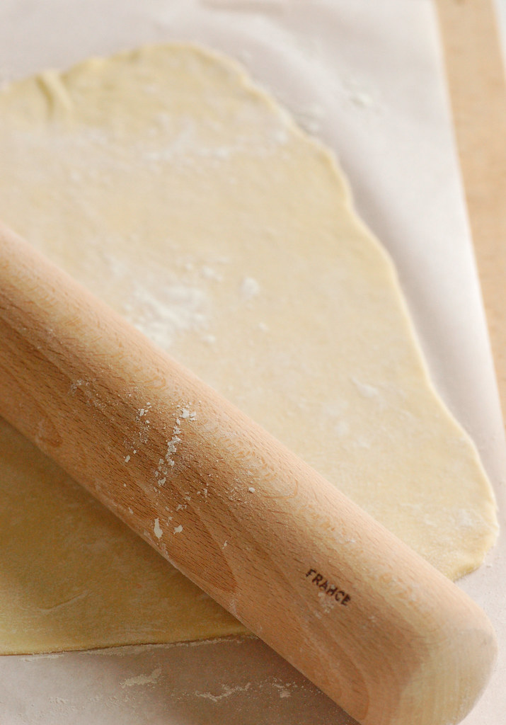 Massa de pastel aberta com rolo antes do corte
