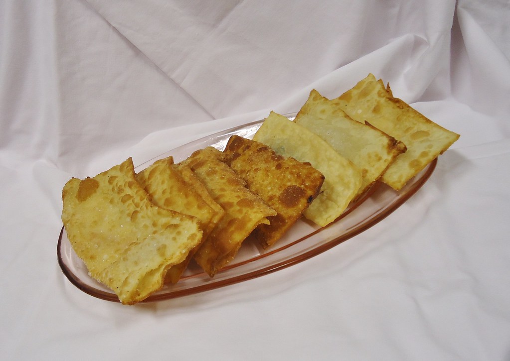Pastéis fritos dourados e crocantes servidos na travessa