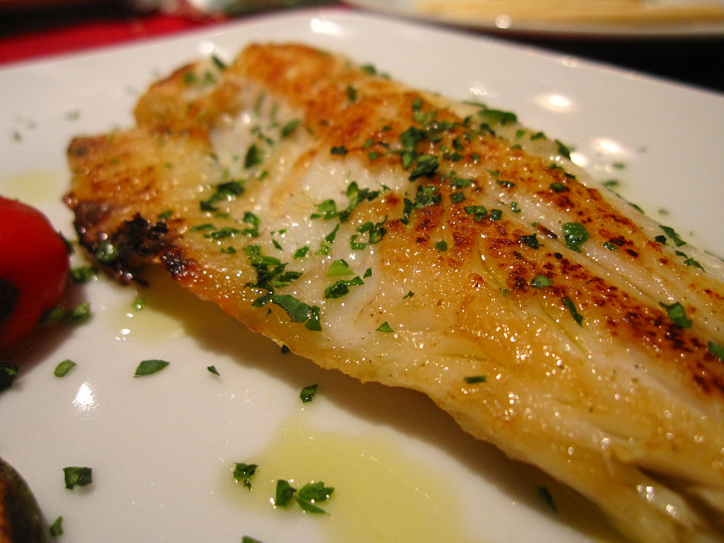 Filé de peixe assado dourado com azeite e salsinha