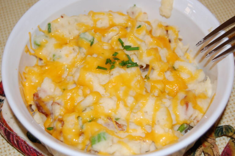 Purê de batata cremoso com queijo derretido e cebolinha em tigela