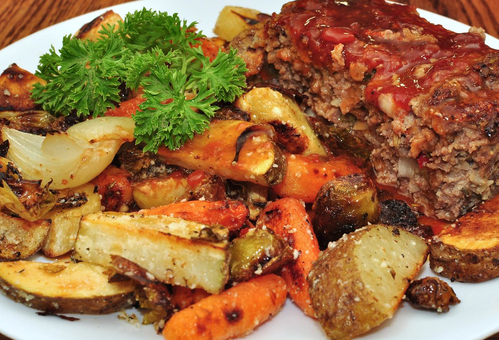 Fatias de rocambole de carne assado com legumes assados