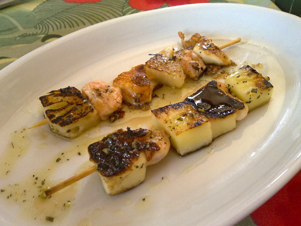 Espetinhos de queijo coalho grelhado com fio de melaço